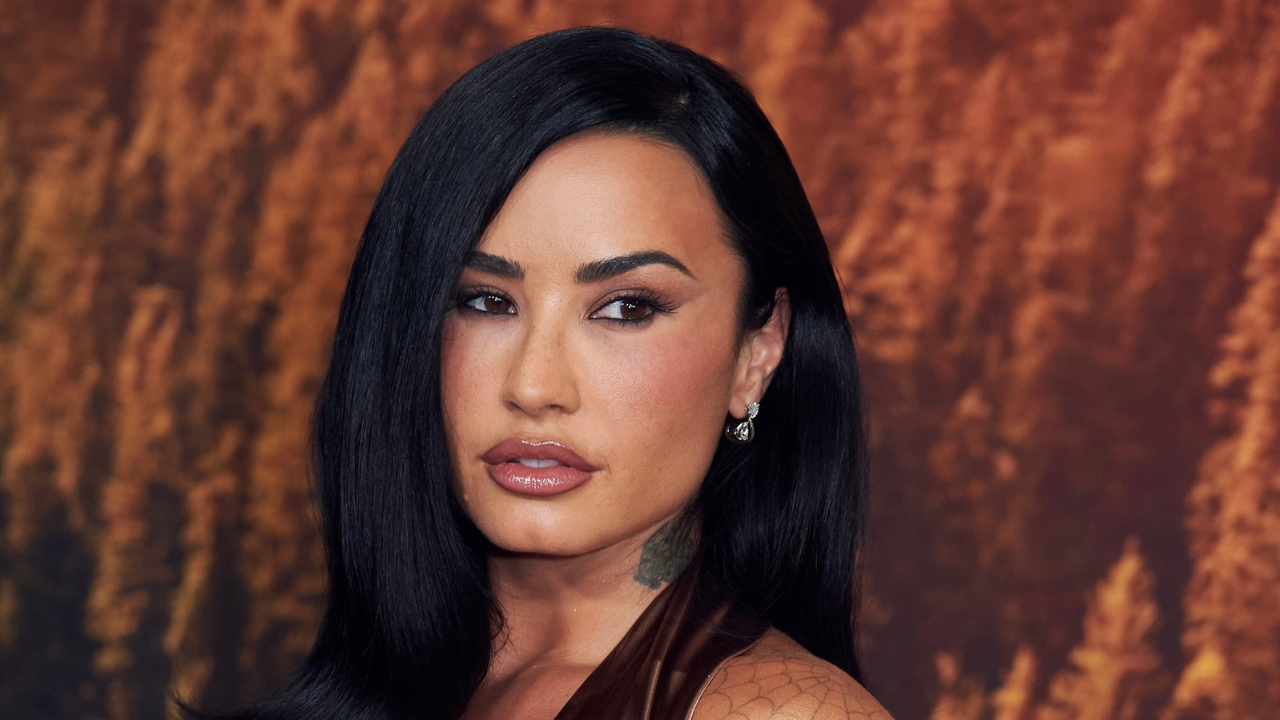 Após brilhar no Rock in Rio, Demi Lovato é cercada por fãs no aeroporto do Rio