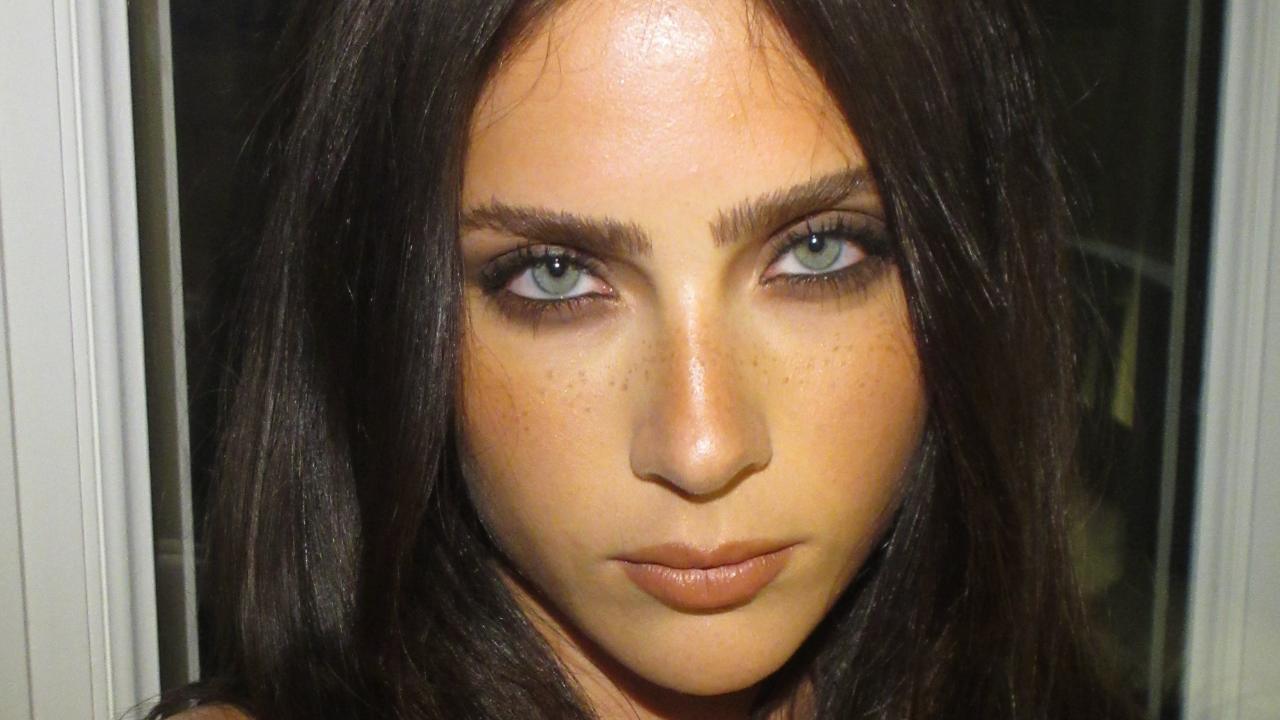 Jade Picon desembarca em Paris para a Semana de Moda com beleza gótica