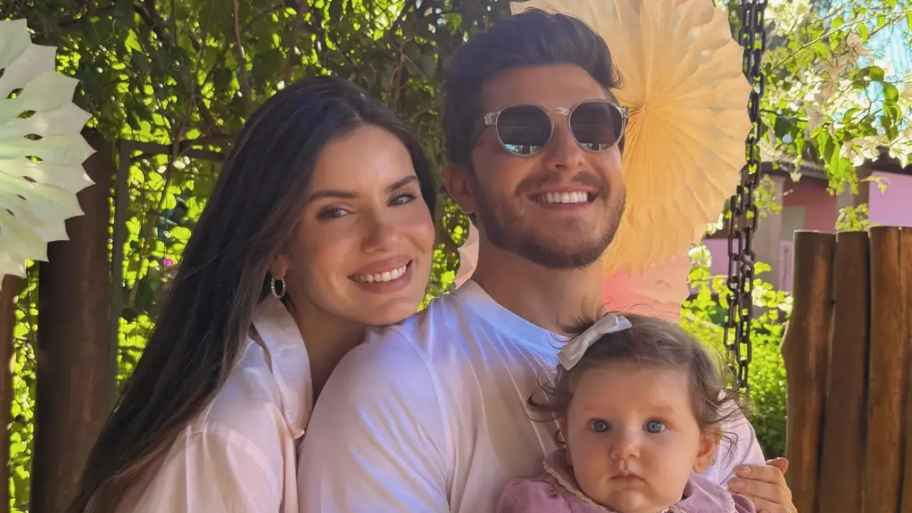 Camila Queiroz e Klebber Toledo são visitados por Ary Fontoura