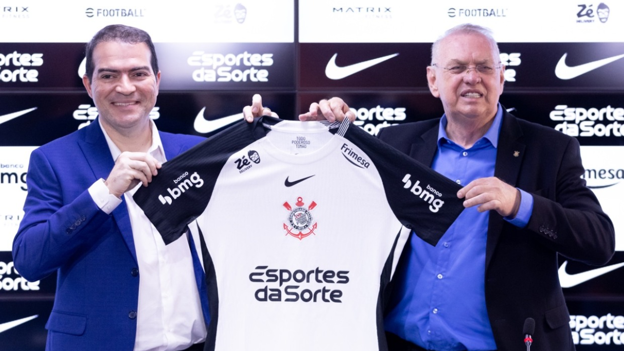 Corinthians recebe oferta de R$ 120 milhões para estampar marca de site de acompanhantes na camisa