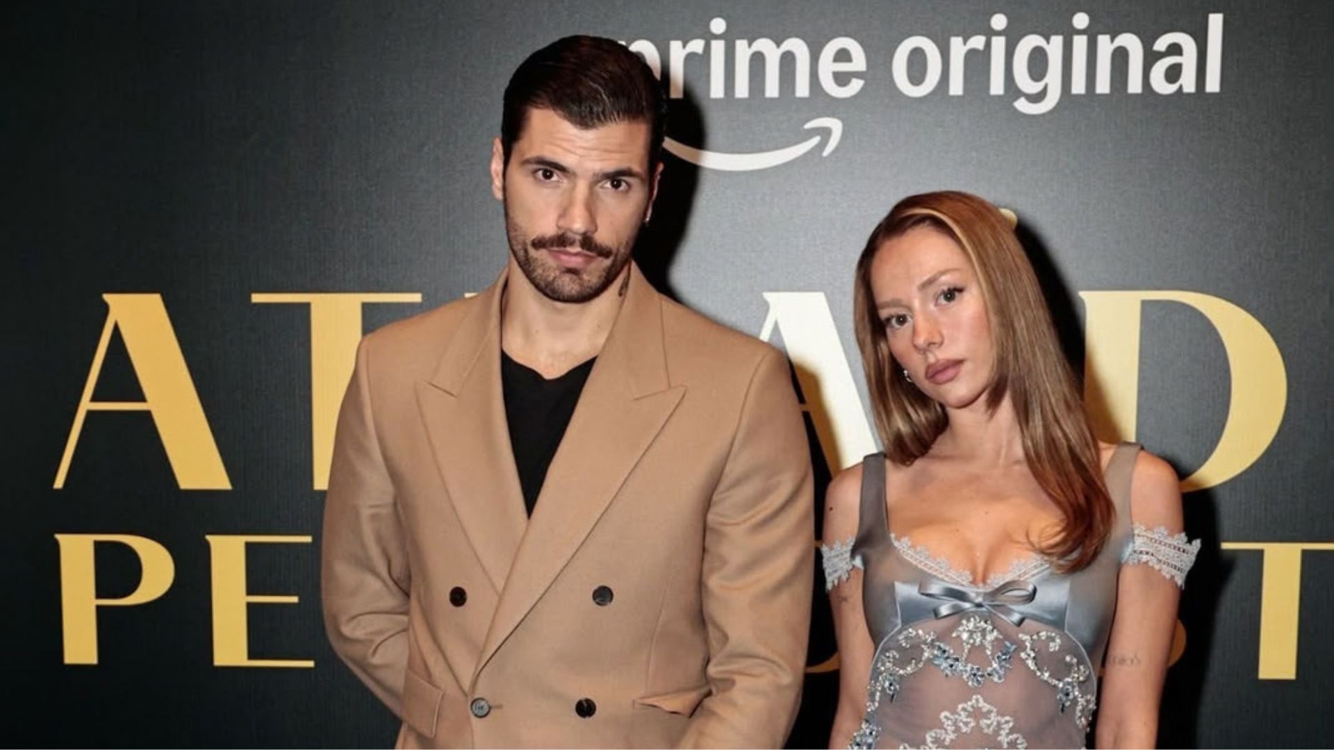 Namorada de Mbappé, Ester Expósito divulga produção de ação ao lado de ator em evento paulistano