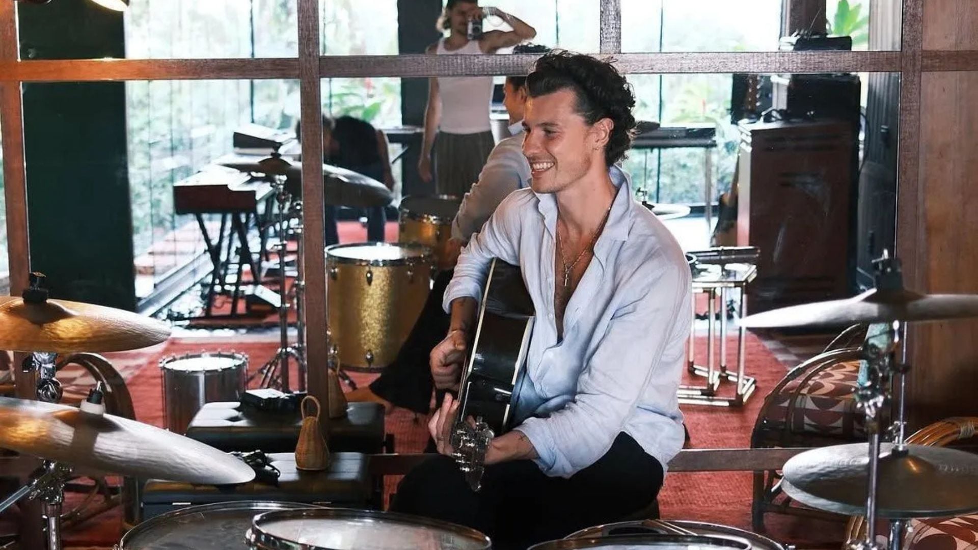 Imagem inédita mostra detalhes do estúdio de Shawn Mendes na capital fluminense; confira