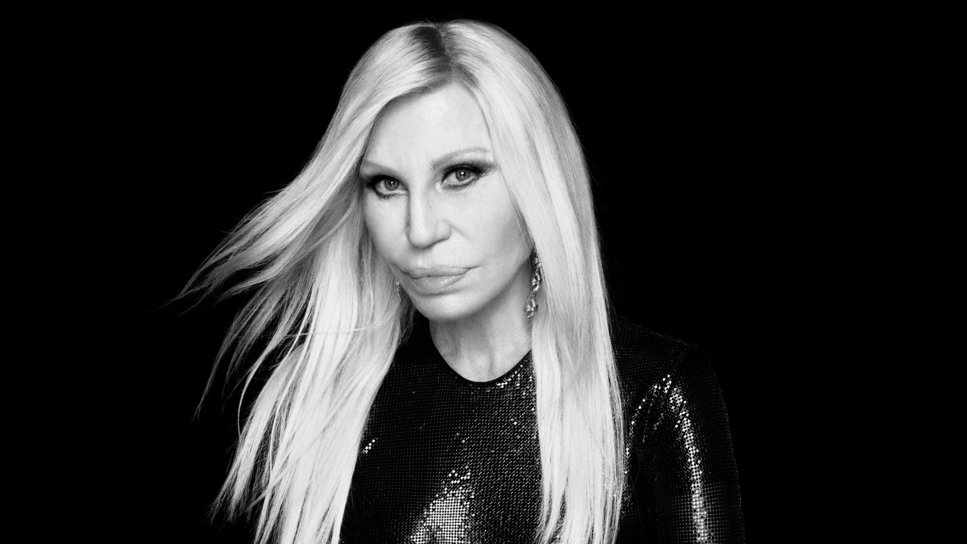 Em colaboração com a Revolve, Donatella Versace se prepara para lançar sua nova marca de moda e beleza