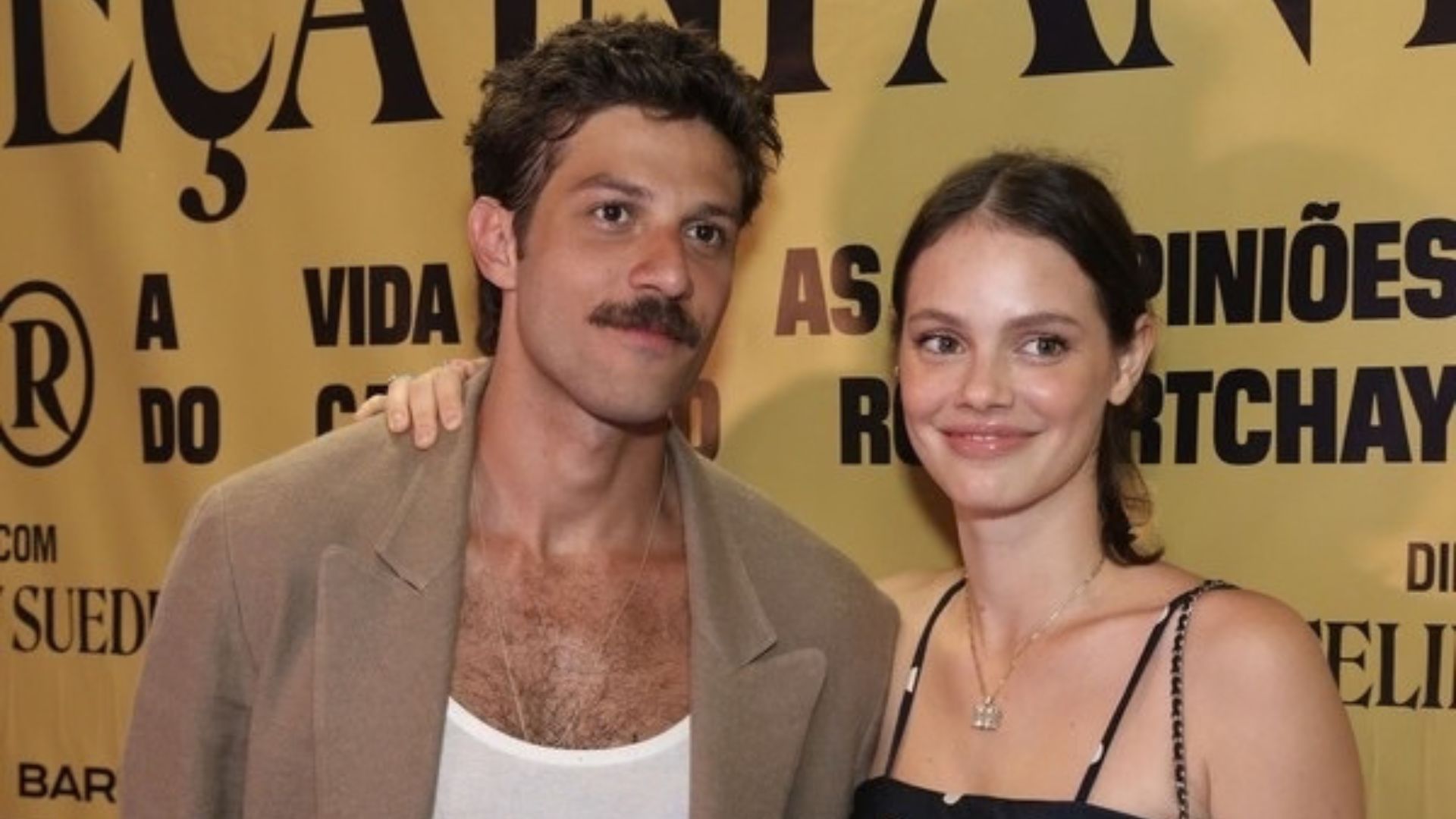 Chay Suede presenteia Laura Neiva com buquê e se derrete em homenagem à amada: ‘Vida e amor’