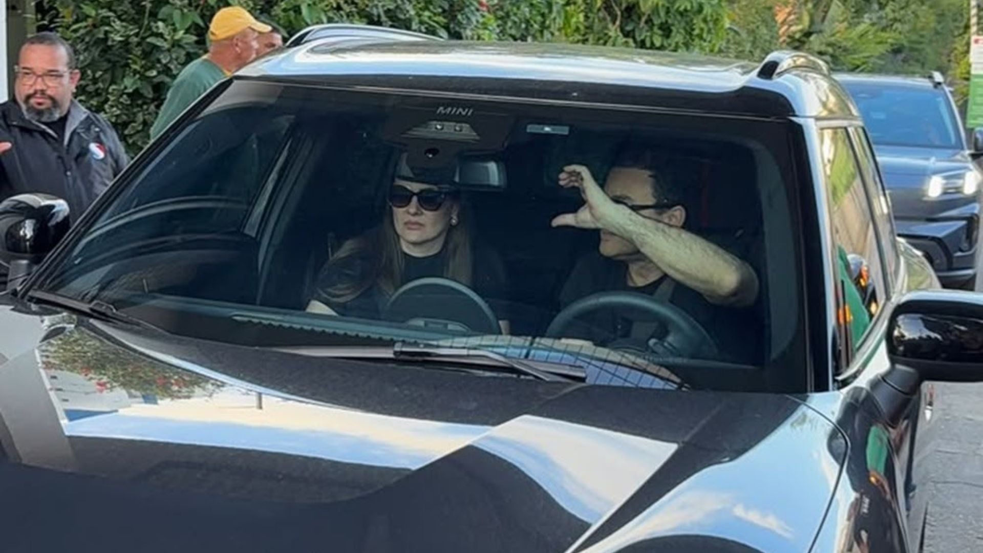 Visivelmente abalado, Renner acena para o público na saída do sepultamento do cantor Rick em Sorocaba