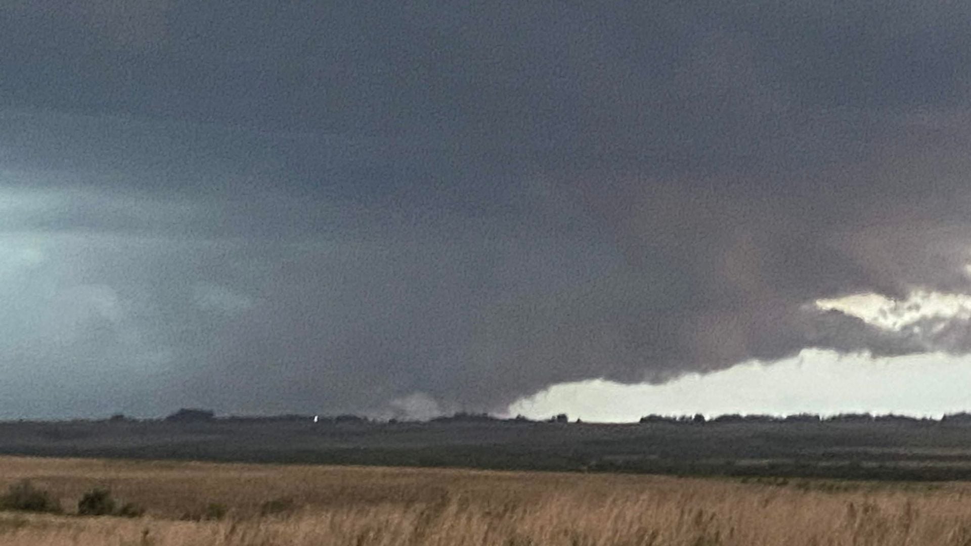 Tempestade avança sobre o Rio Grande do Sul com rajadas de vento violentas e possibilidade de granizo