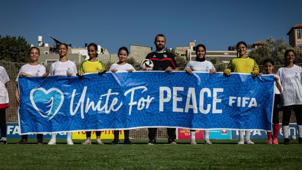 Crianças posando com faixa do torneio Unite for Peace | Reprodução/Instagram/@gianni_infantino