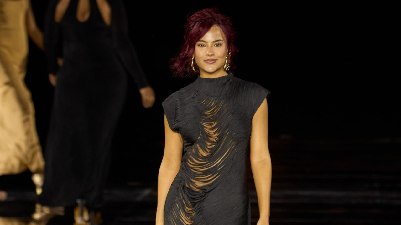 Bella Campos estreia nas passarelas do Le Défilé e abre oficialmente a Paris Fashion Week ao lado de artistas internacionais