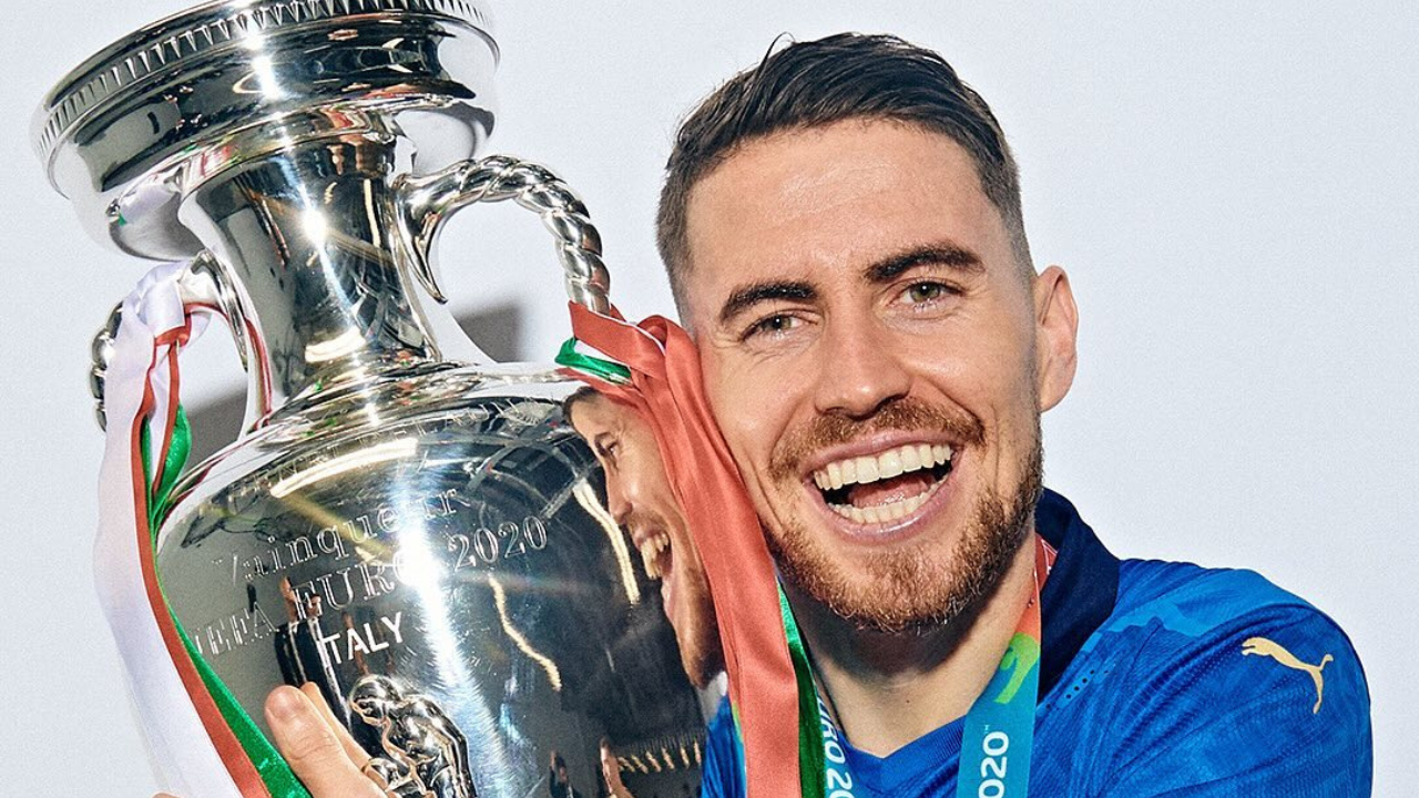 Jorginho abraçando o troféu da Euro 2020