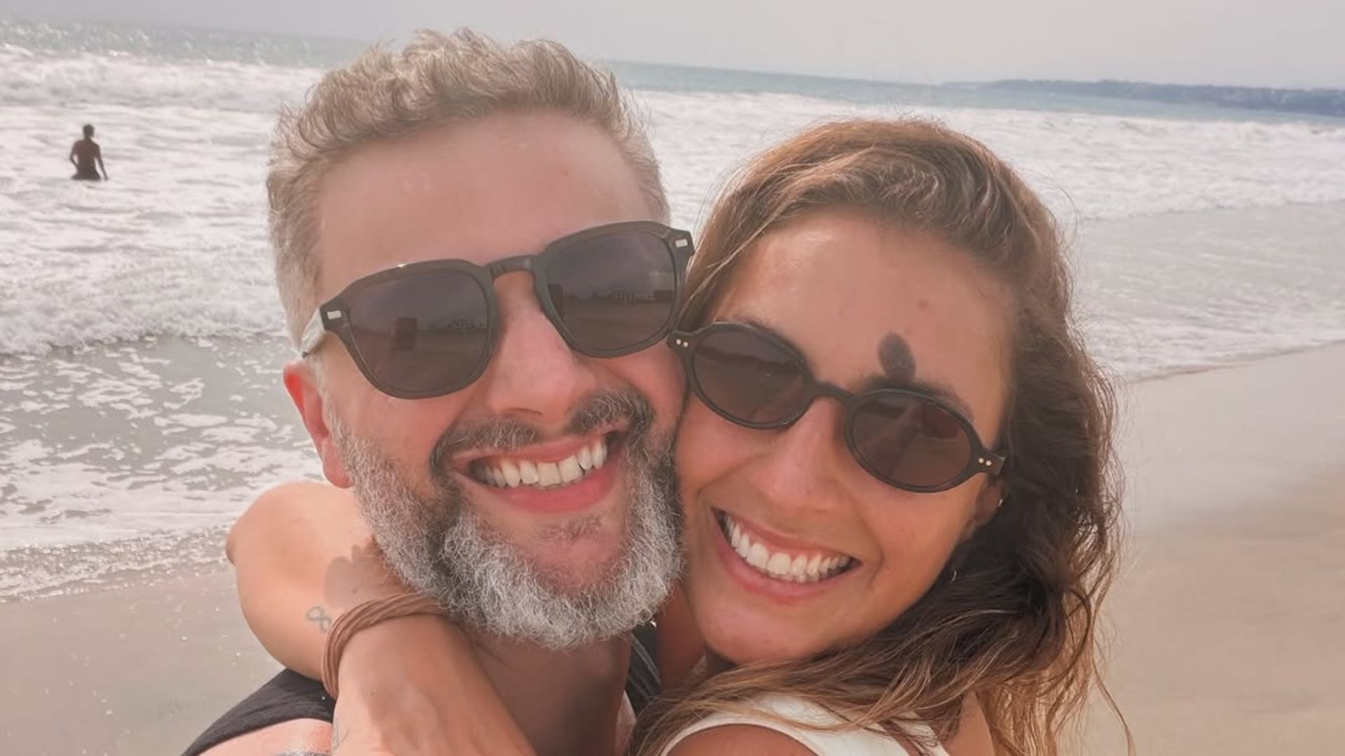 Lucas Lima compartilha momentos abraçado com a namorada, Nina Forlin, durante passeio no México