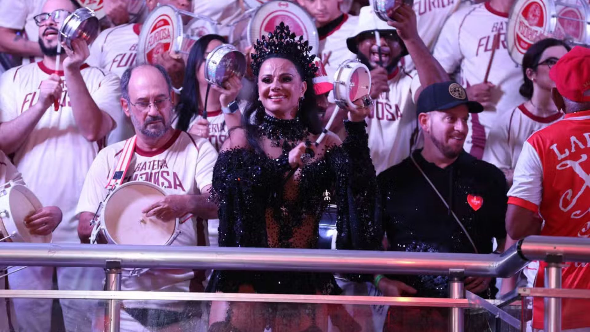 Viviane Araújo rouba a cena no ensaio de Carnaval no Salgueiro