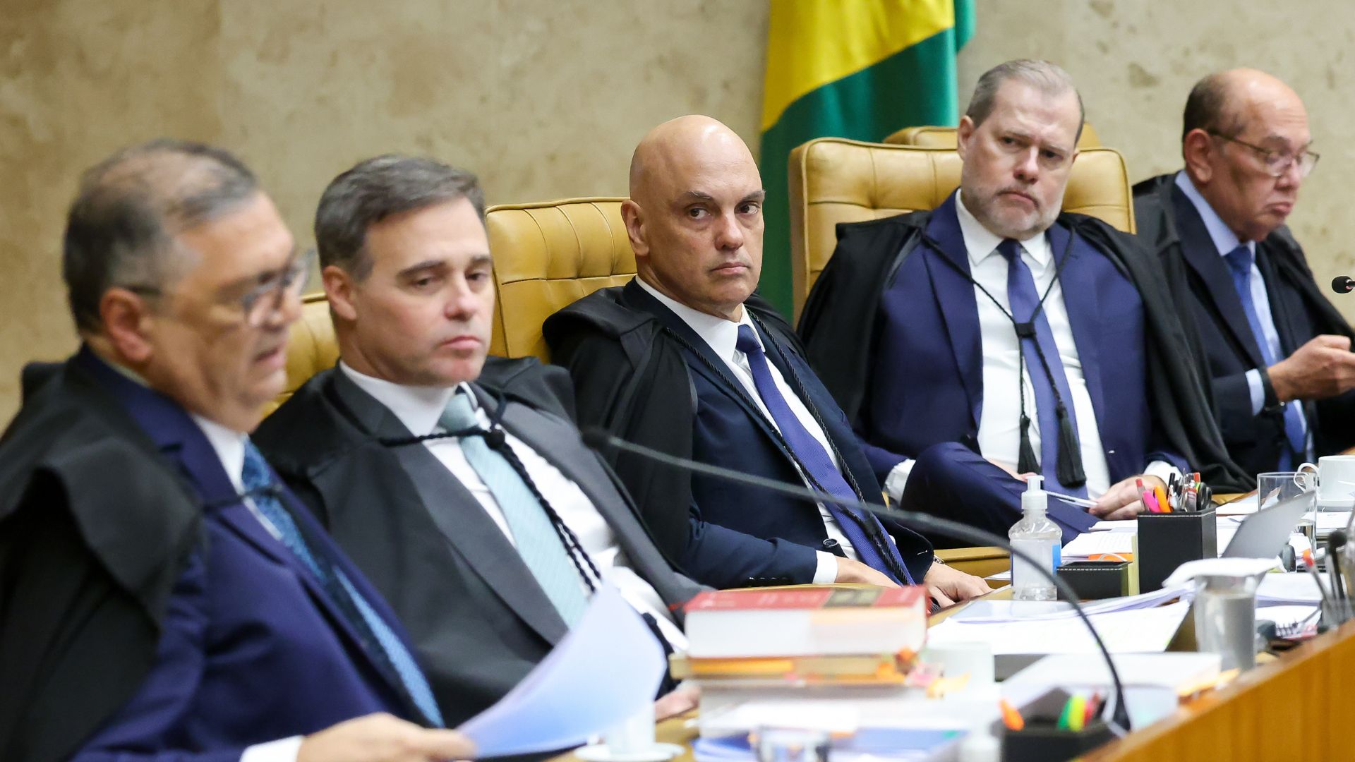 4 a 3 pela separação: Placar no STF aponta para não unificar processos de Moraes e Mendonça; Dino pede vista