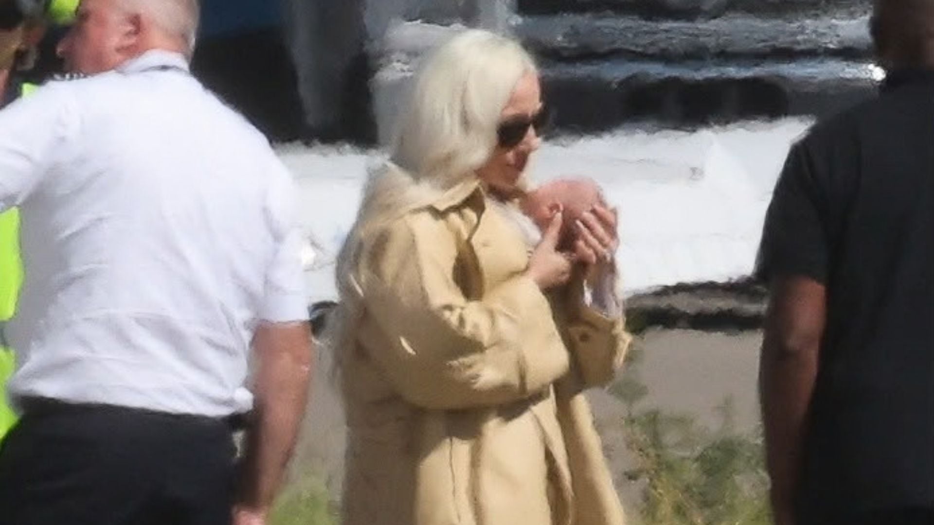 Lady Gaga é vista com o filho escondido no próprio casaco durante caminhada