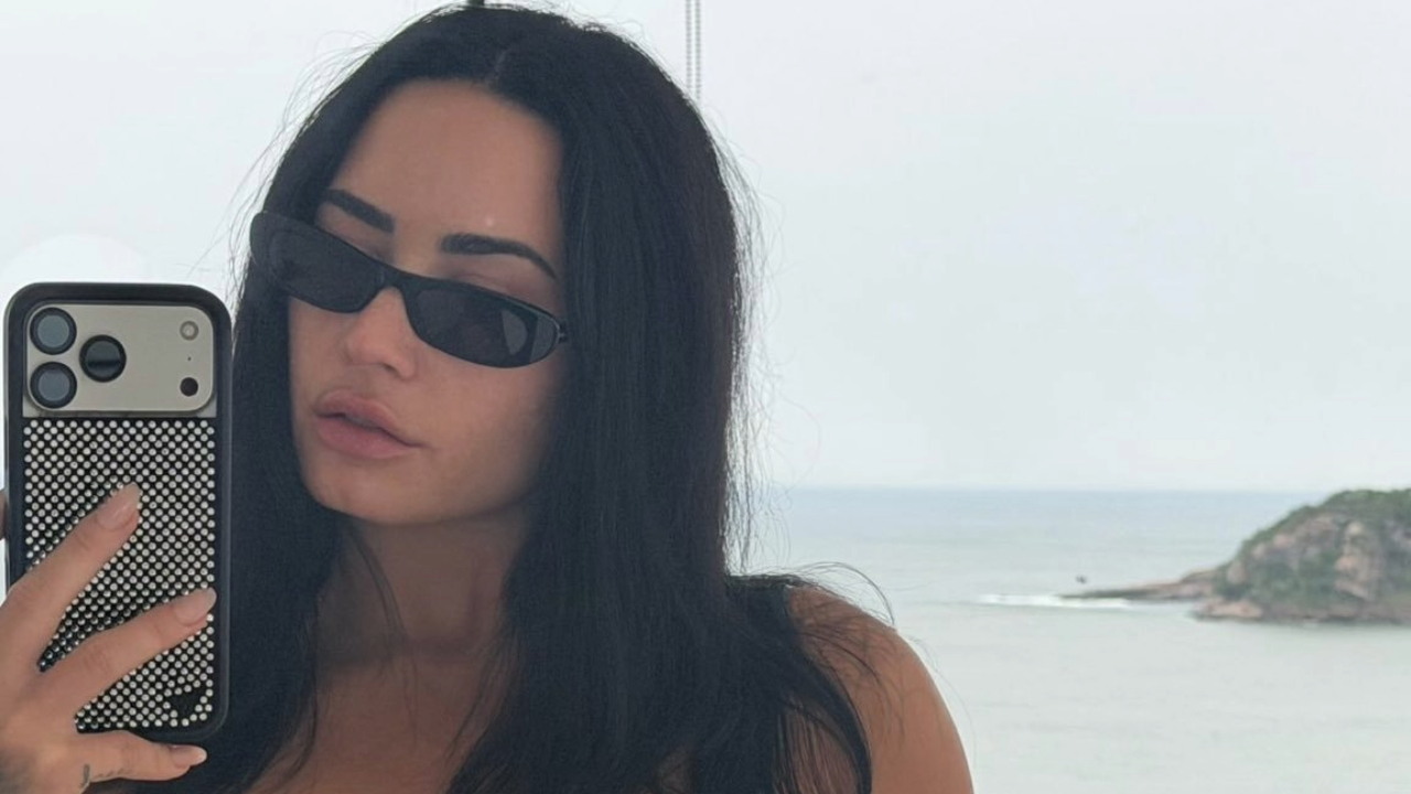 Em sua primeira publicação no país, Demi Lovato se destaca ao usar blusa temática