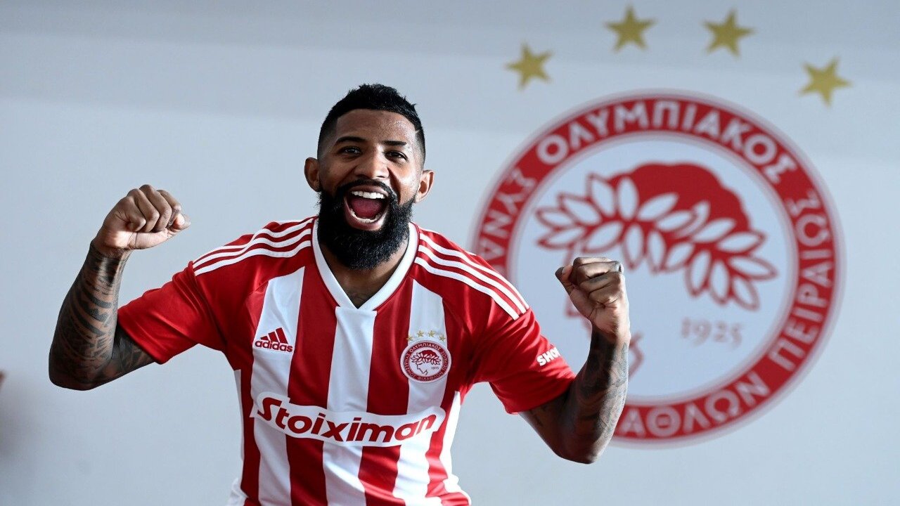 Rodinei, na época, sendo apresentado pelo Olympiacos