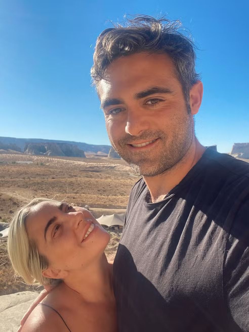Lady Gaga e Michael Polansky dão boas-vindas à primeira filha por barriga de aluguel, segundo site