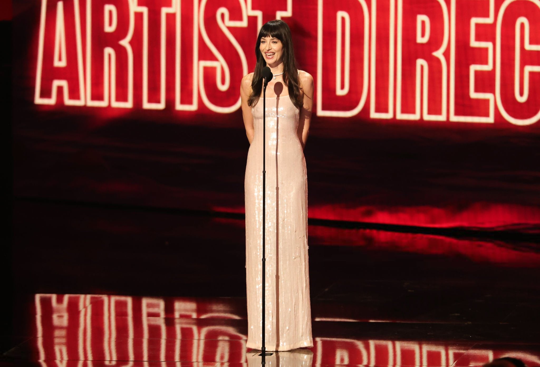 Dakota Johnson opta por elegância discreta com Calvin Klein no MTV Video Music Awards 2026