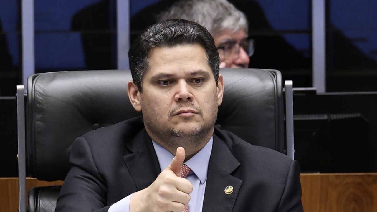 Alcolumbre defende Moraes e eleva tom á Flavio Bolsonaro