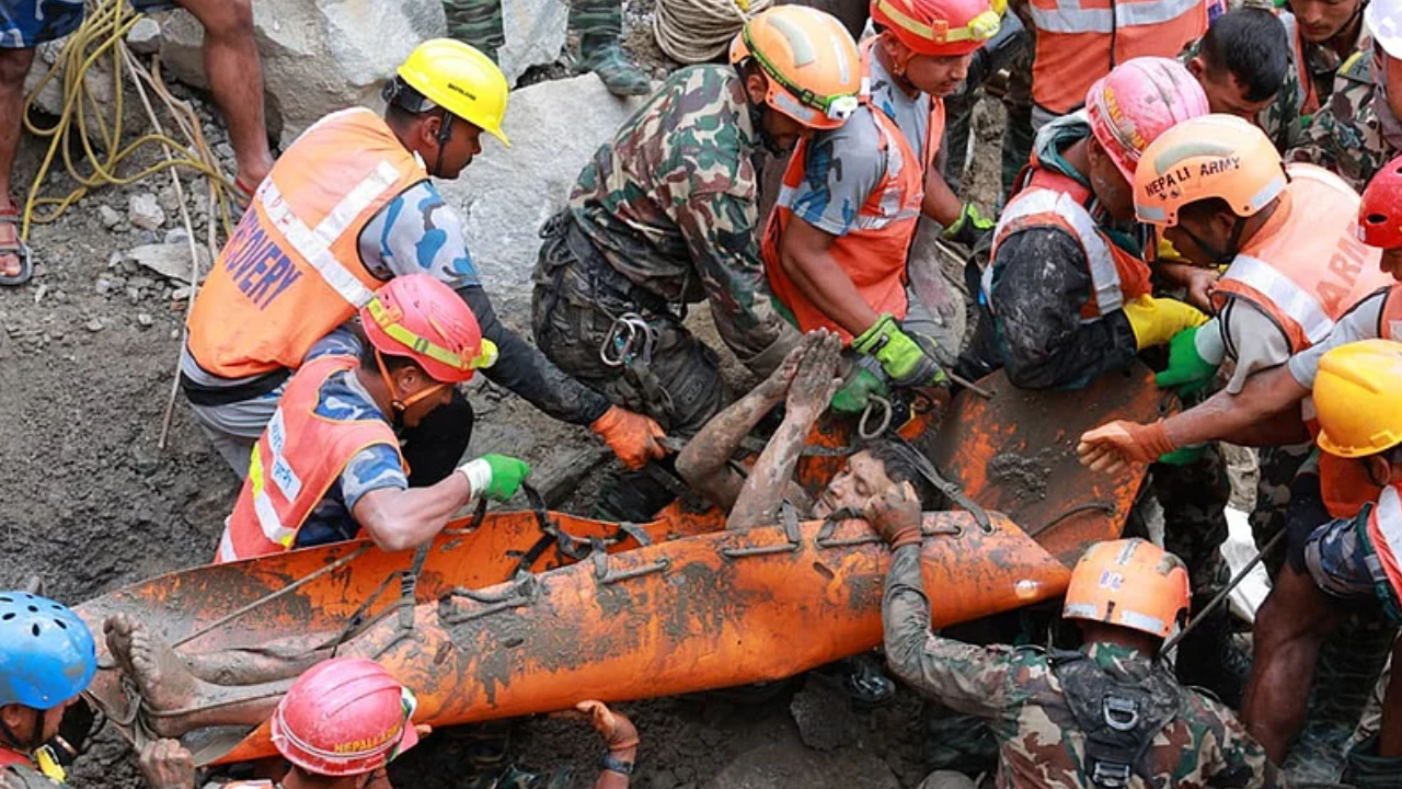 Nepal resgata trabalhadores que ficaram 9 dias presos após avalanche