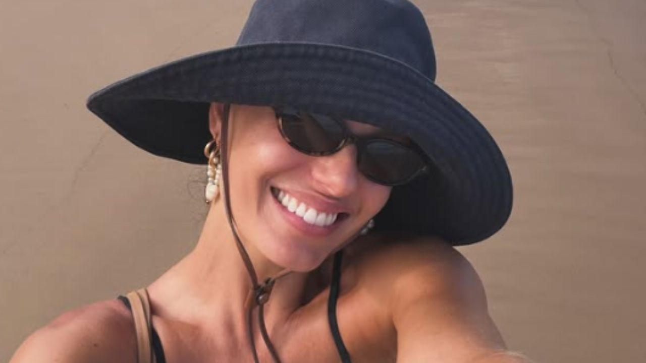 Isis Valverde curte praia na Bahia e se declara ao estado