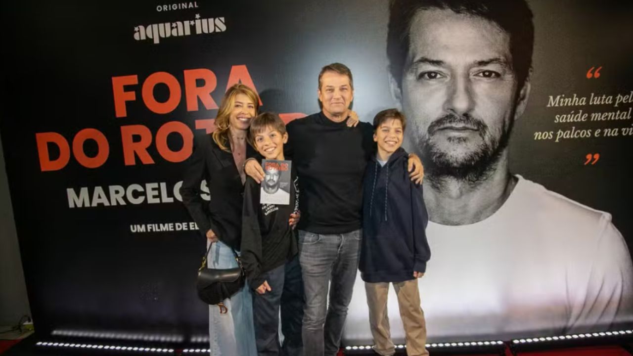 Marcelo Serrado com a esposa, Roberta Fernandes, e os filhos, Felipe e Guilherme — Foto: Thiago Mattos/AgNews
