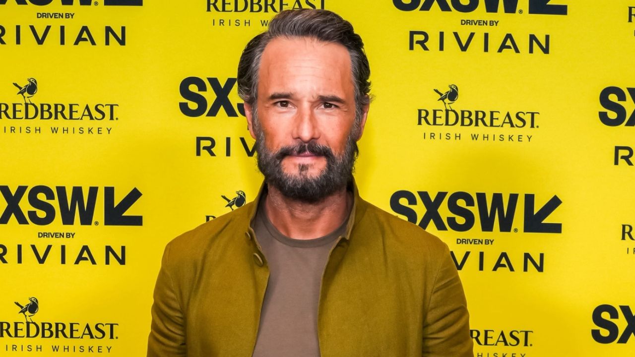 Influenciador não reconhece Rodrigo Santoro durante abordagem, e reação do ator surpreende