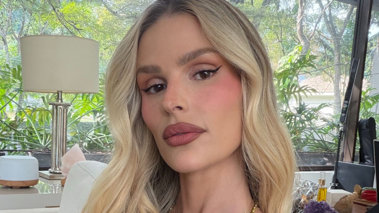 Yasmin Brunet passa por procedimento estético no abdômen e se diverte com gás do riso