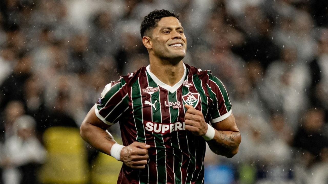 Fluminense vence o Corinthians com dois gols de Hulk e volta ao G-4