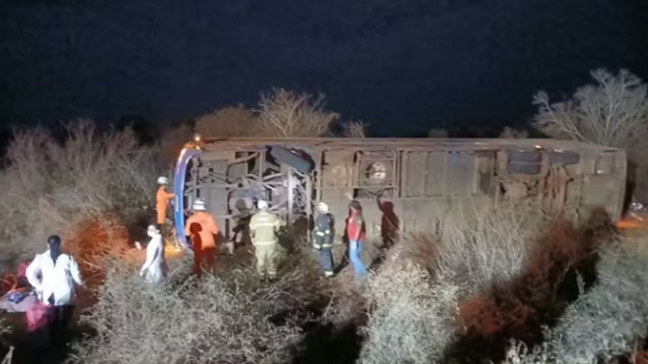 Acidente de ônibus na Bahia deixa 8 mortos e 12 feridos; criança e policial estão entre vítimas