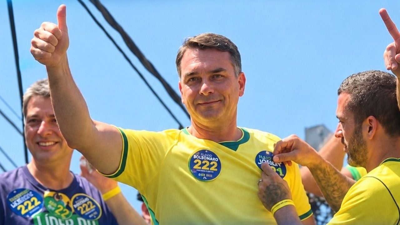 Flávio Bolsonaro ataca Lula após proibição das bets e promete “saúde padrão Einstein”