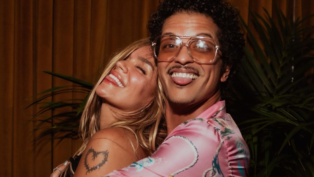 Bruno Mars e Karol G despertam rumores de romance em novo clipe