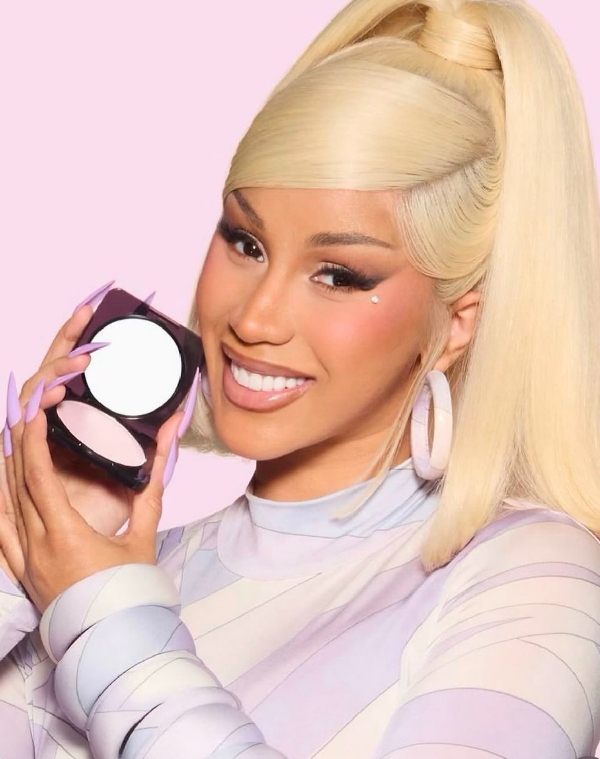 Cardi B. se une à Huda Beauty para lançar coleção Ultra Snatched