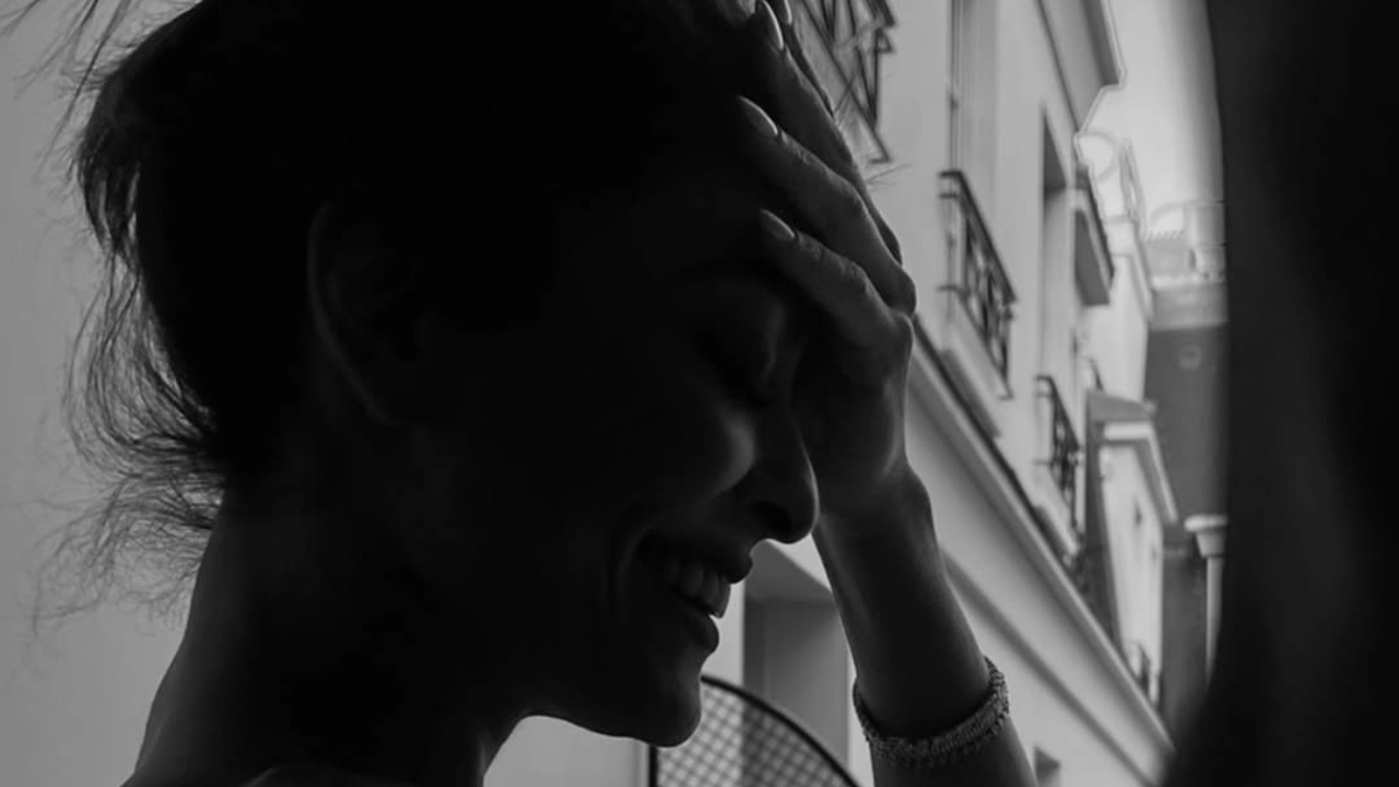 Juliana Paes esbanja boa forma em clique de topless pós-treino e agita a web