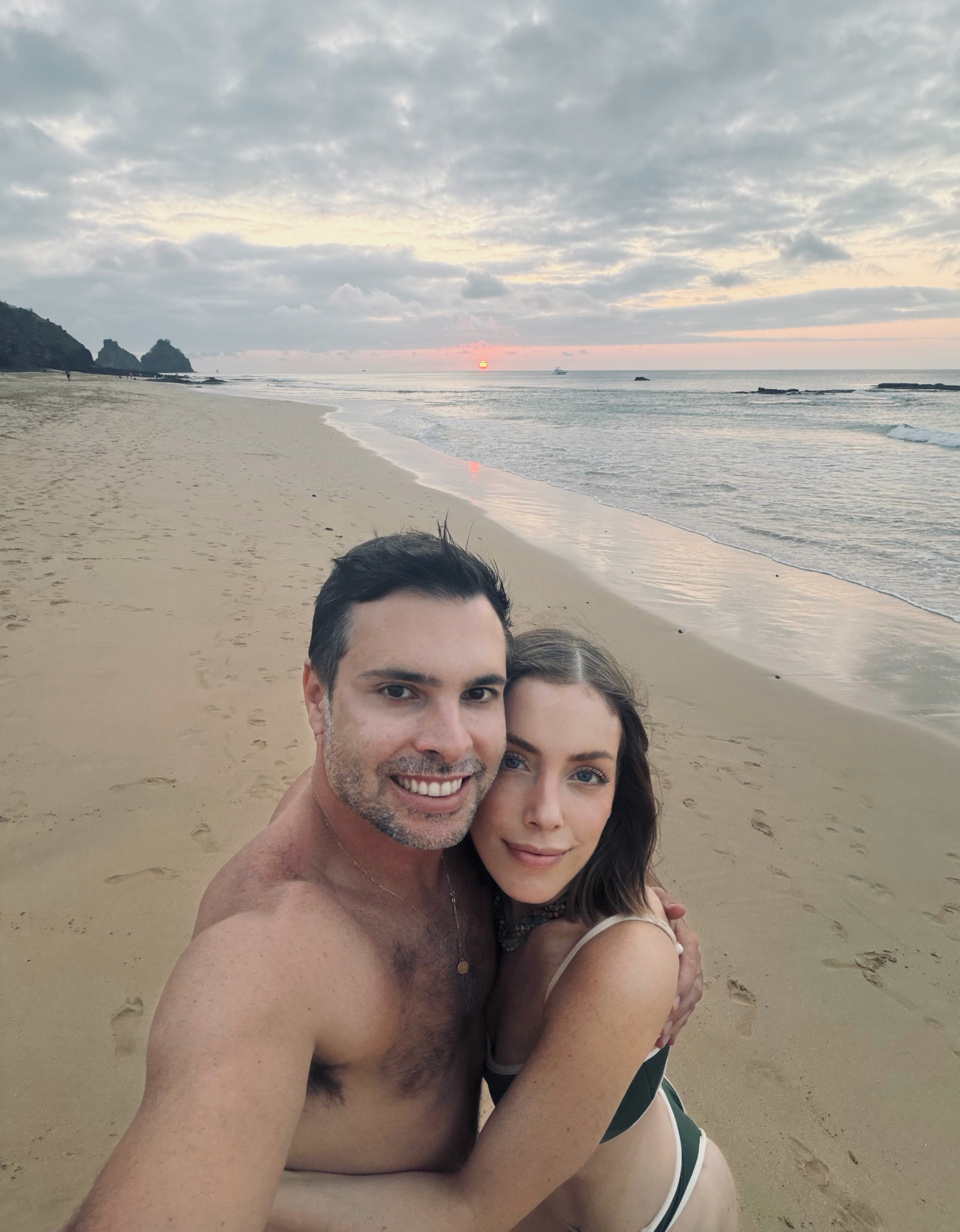 Fabiana Justus curte praia em Noronha com o marido após golpe e exibe tanquinho Fabiana Justus curte praia em Noronha com o marido após golpe e exibe tanquinho