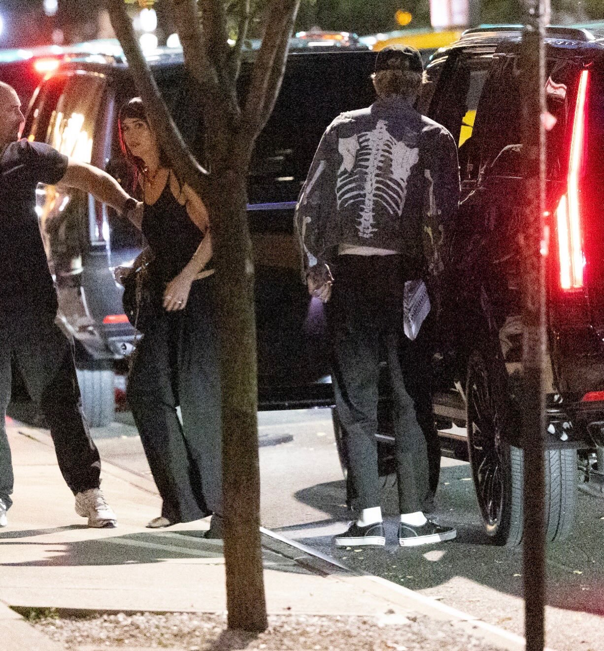 Dakota Johnson e Machine Gun Kelly reavivam especulação de namoro ao aparecerem juntos em Nova York Dakota Johnson e Machine Gun Kelly reavivam especulação de namoro ao aparecerem juntos em Nova York