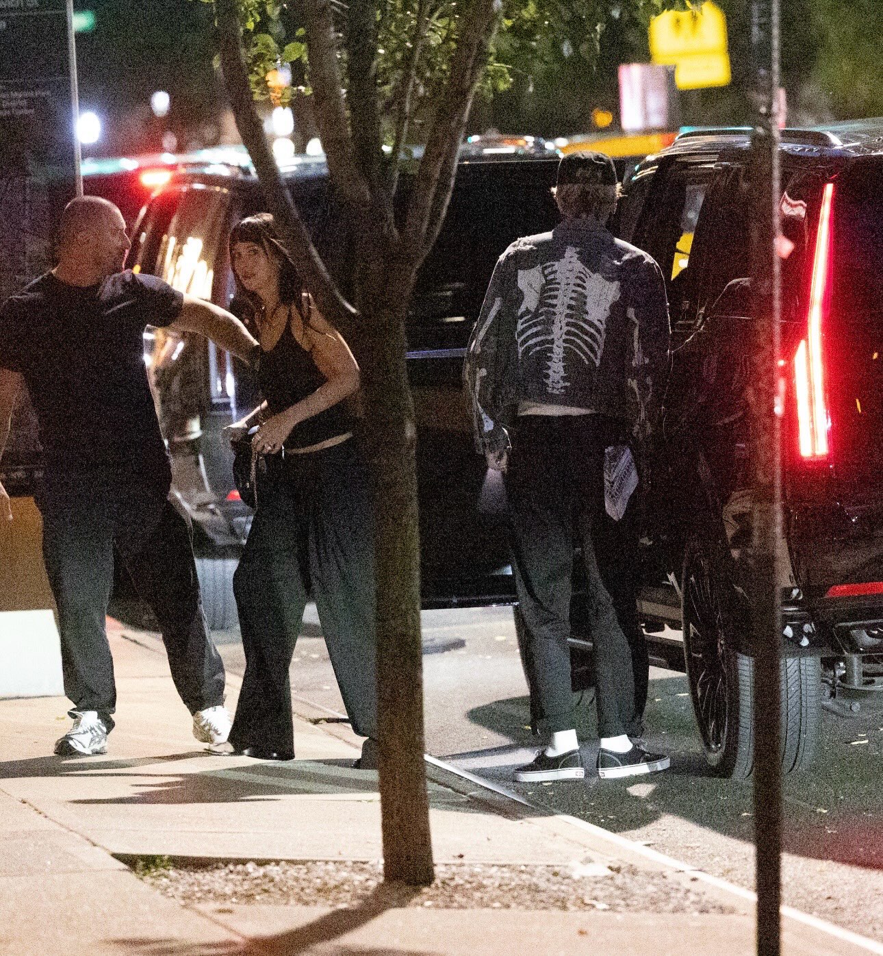 Dakota Johnson e Machine Gun Kelly reavivam especulação de namoro ao aparecerem juntos em Nova York Dakota Johnson e Machine Gun Kelly reavivam especulação de namoro ao aparecerem juntos em Nova York