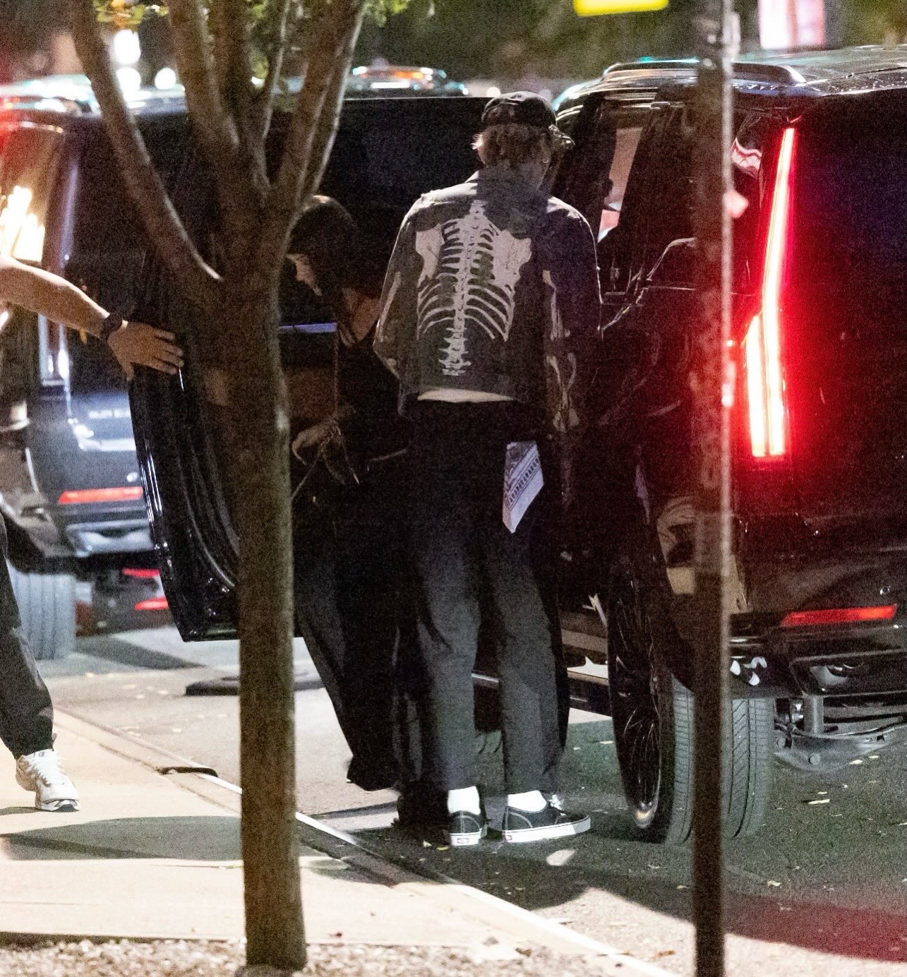 Dakota Johnson e Machine Gun Kelly reavivam especulação de namoro ao aparecerem juntos em Nova York Dakota Johnson e Machine Gun Kelly reavivam especulação de namoro ao aparecerem juntos em Nova York