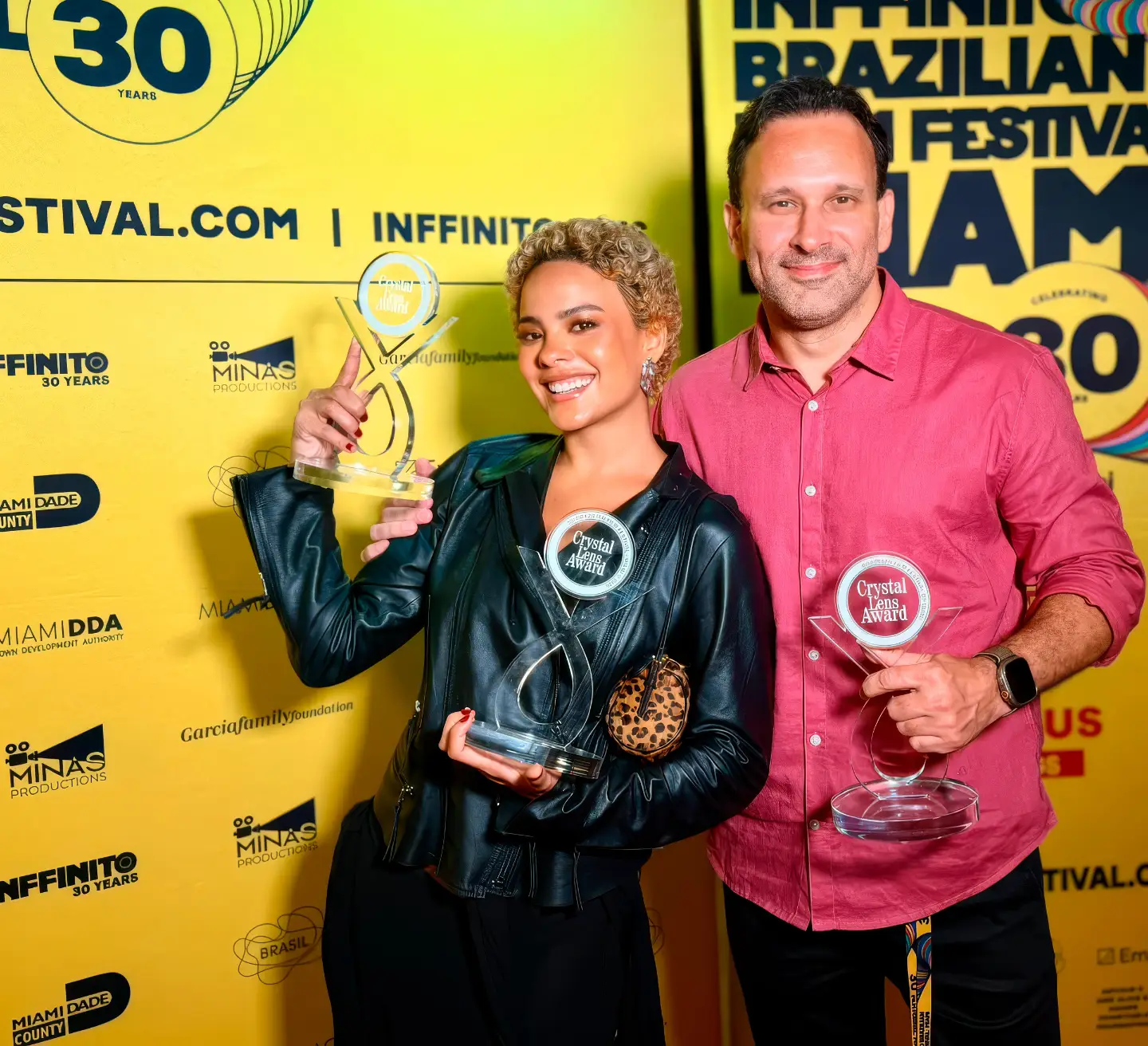 Bella Campos exibe novo visual loiro e cacheado ao receber prêmio de filme nos EUA