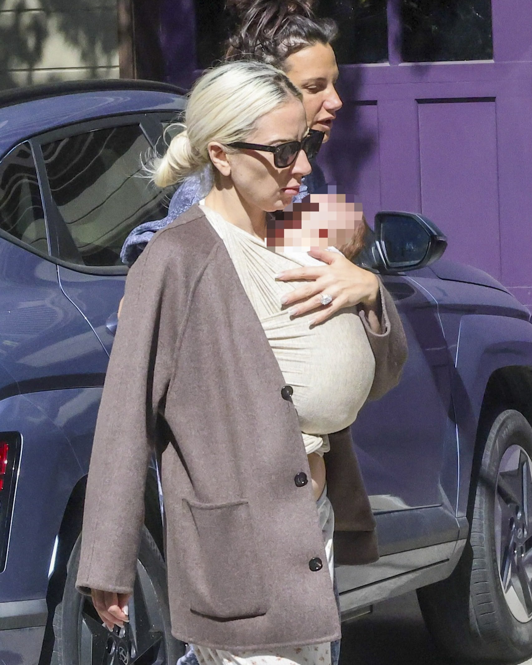 Lady Gaga e Michael Polansky dão boas-vindas à primeira filha por barriga de aluguel, segundo site