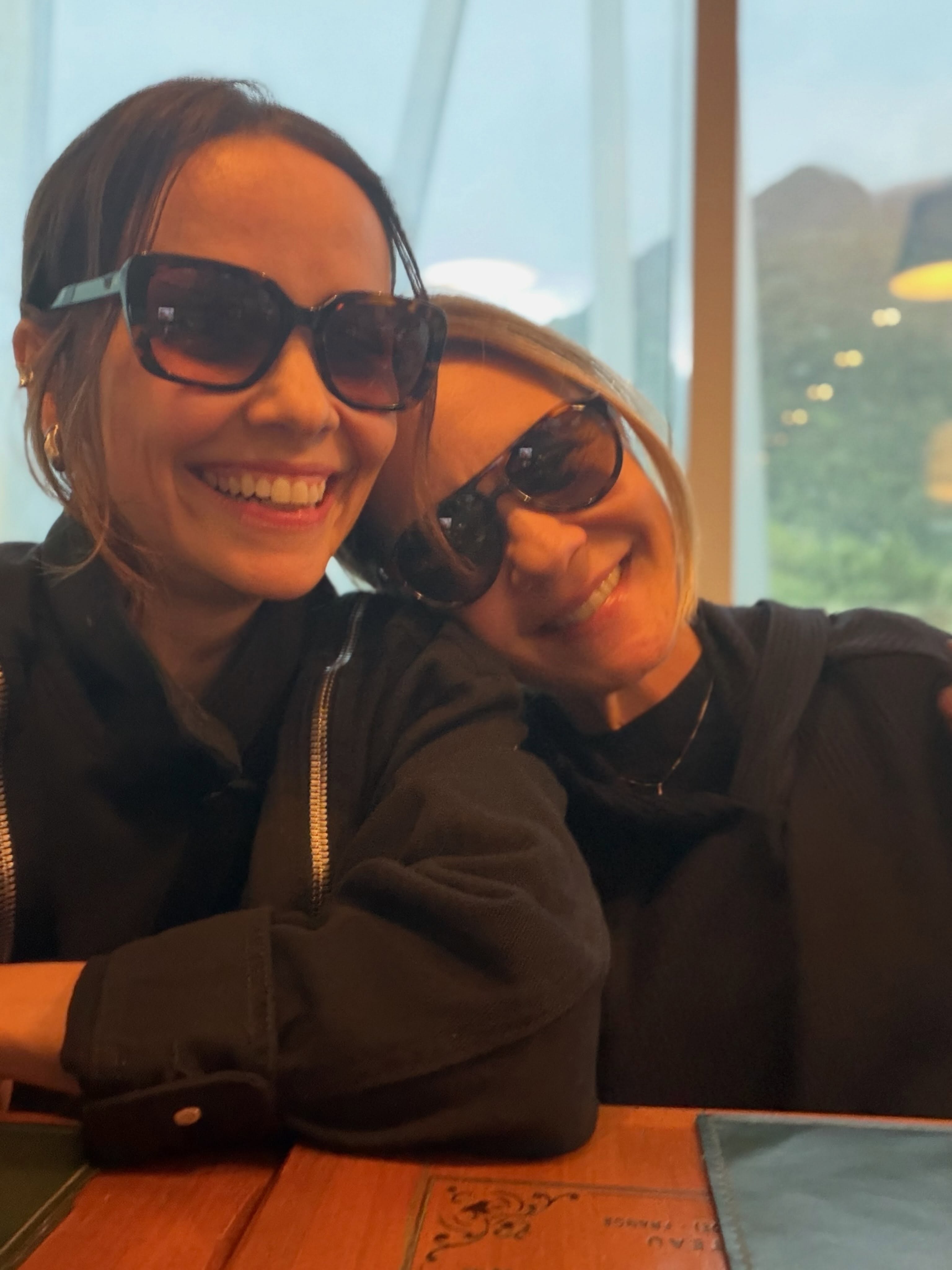 Débora Falabella e Adriana Esteves se reencontram após anúncio de “Avenida Brasil 2” e foto agita a web