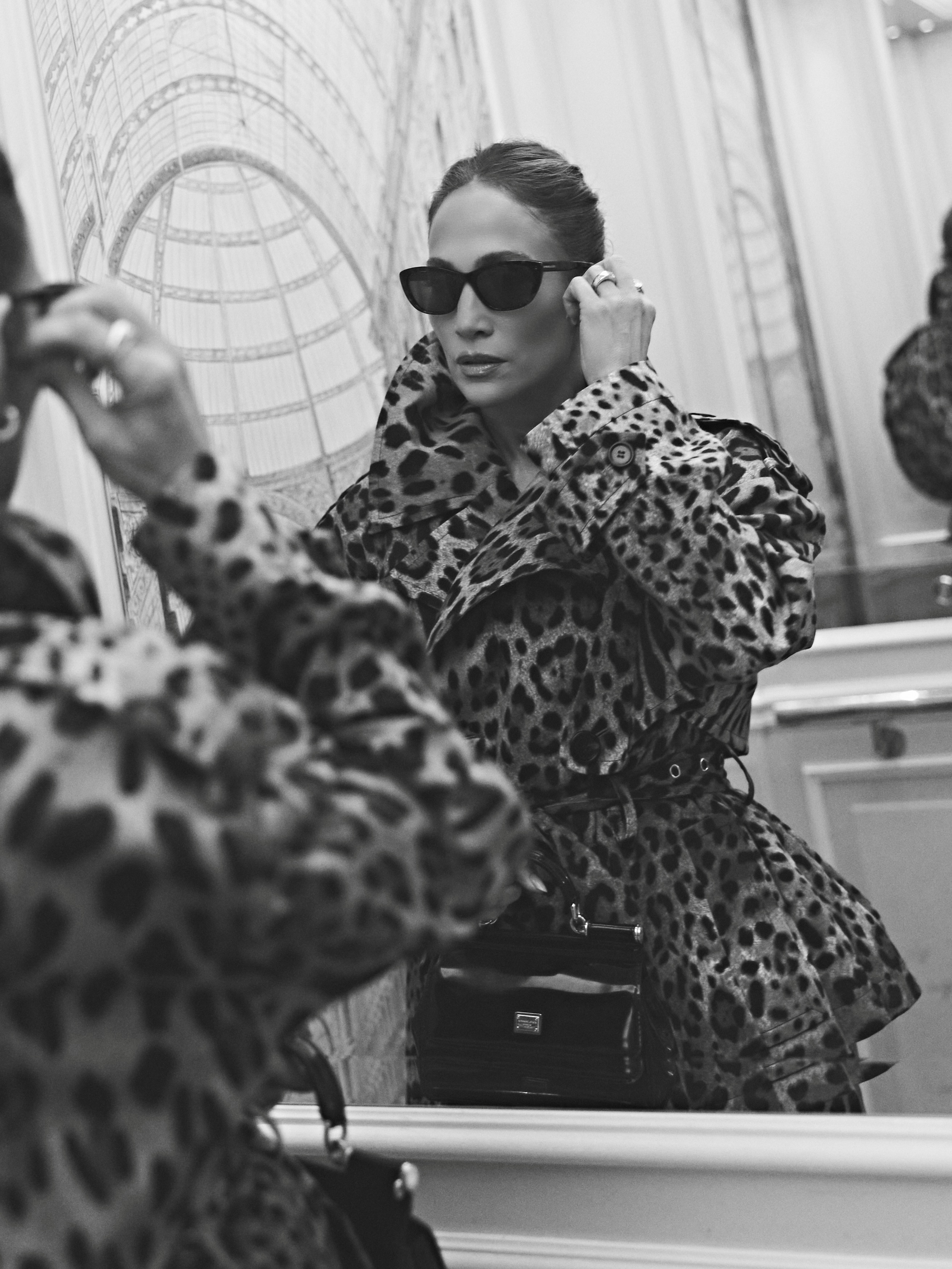 Jennifer Lopez usa look de onça da cabeça aos pés durante passagem por Milão