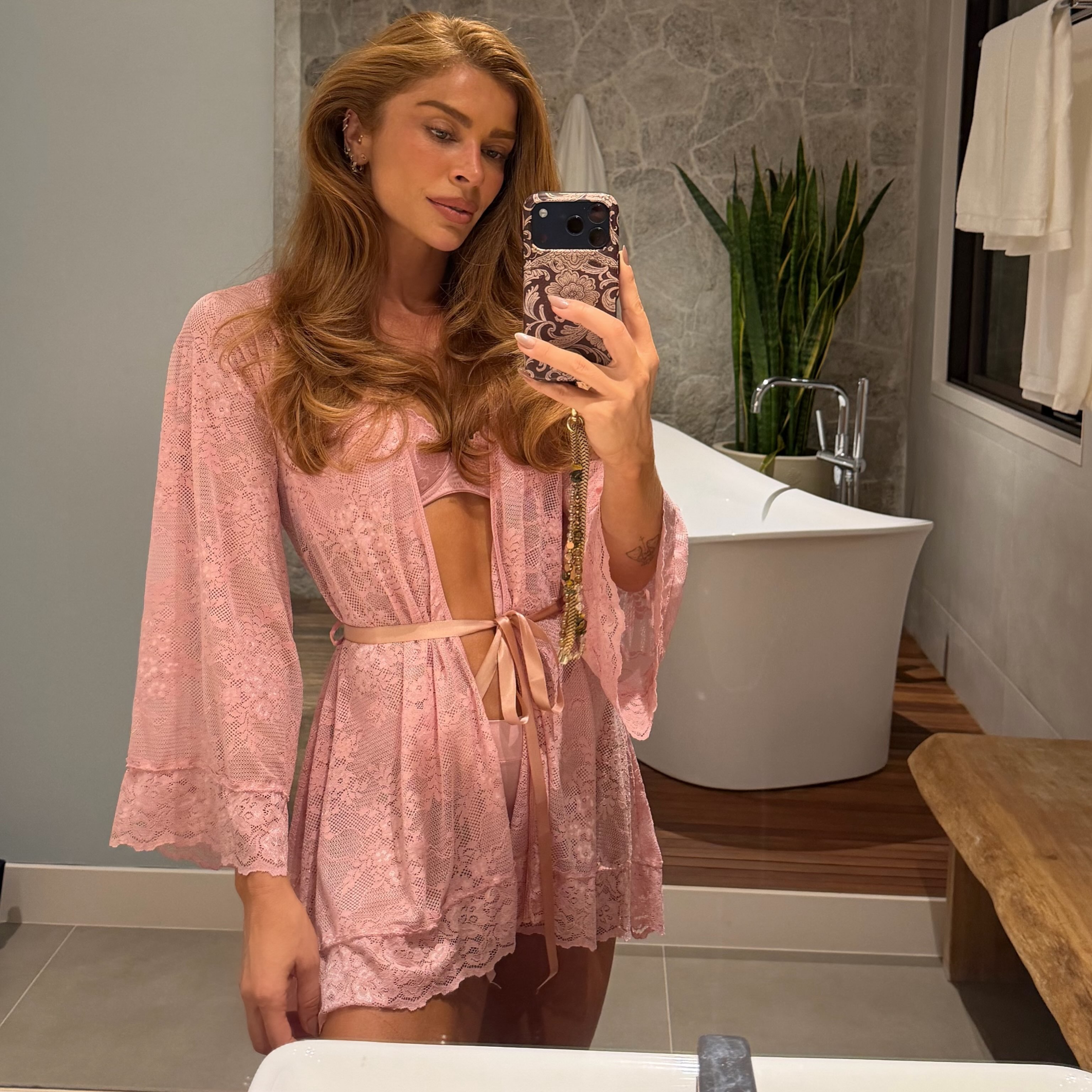 Grazi Massafera surge de lingerie rosa e recebe elogios nas redes sociais: “Deusa” Grazi Massafera surge de lingerie rosa e recebe elogios nas redes sociais: “Deusa”