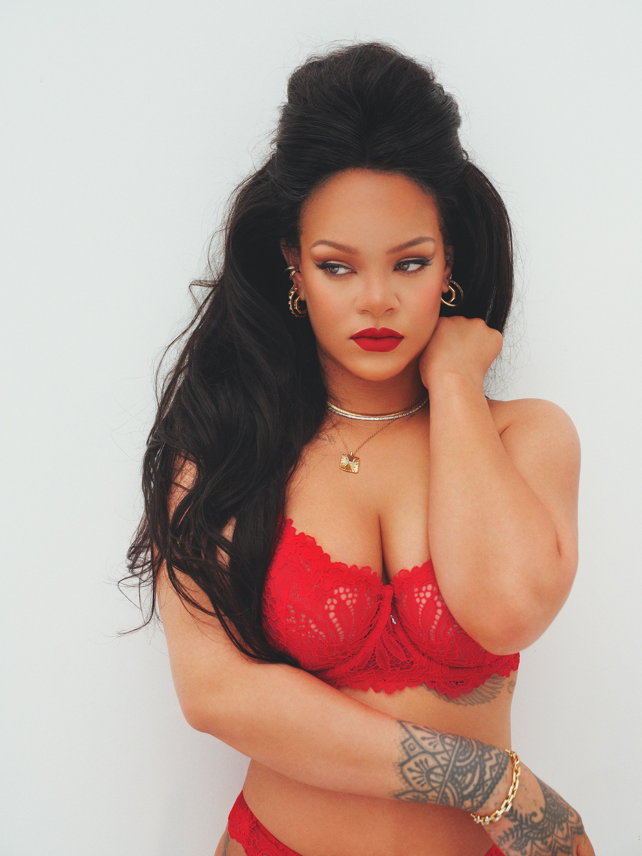 Rihanna chama atenção ao surgir de lingerie vermelha em novo ensaio; veja fotos Rihanna chama atenção ao surgir de lingerie vermelha em novo ensaio; veja fotos