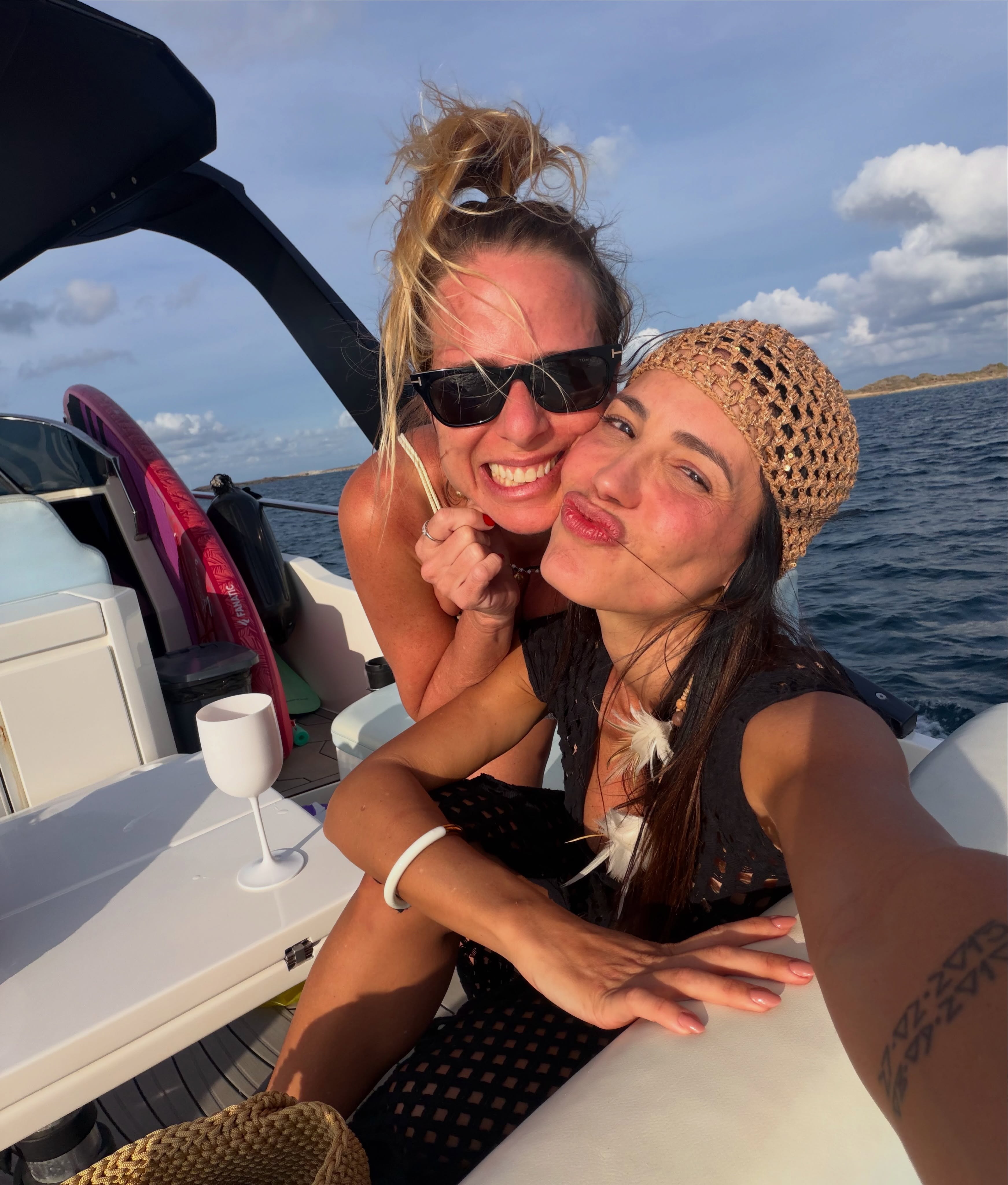Ju Knust registra momentos topless em passeio de barco em viagem a Formentera
