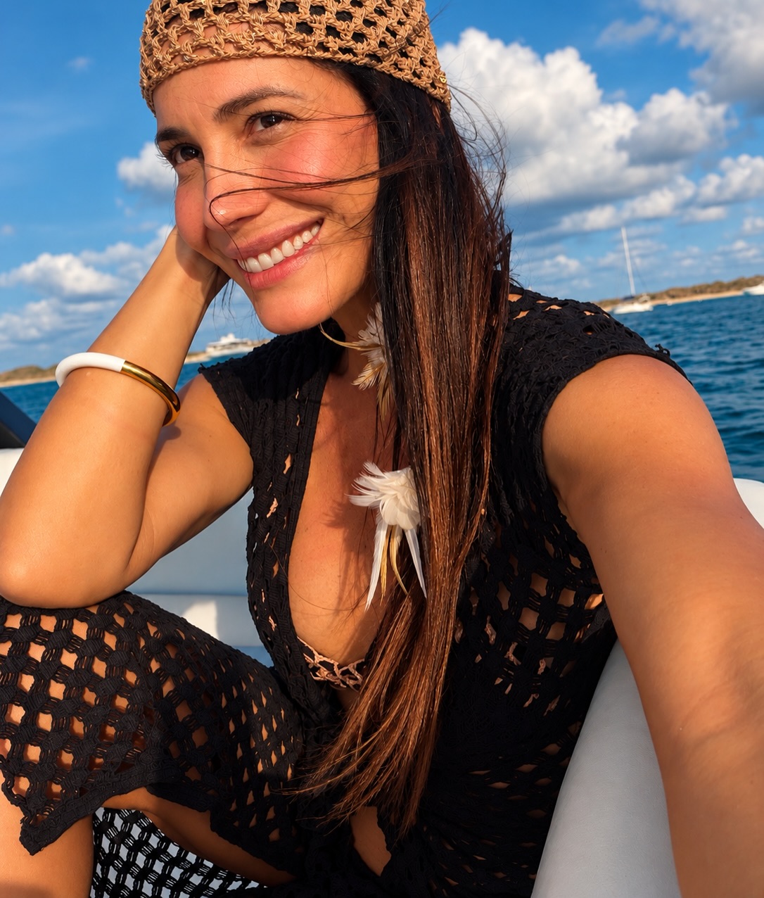 Ju Knust registra momentos topless em passeio de barco em viagem a Formentera