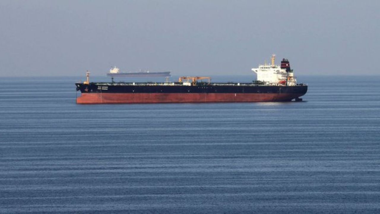 Embarcação iraniana é alvo de ataque no Estreito de Ormuz