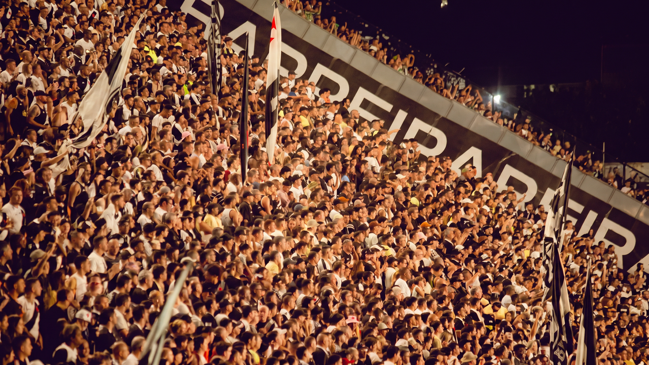 Vasco goleia Coritiba por 5 a 0 e deixa a zona de rebaixamento