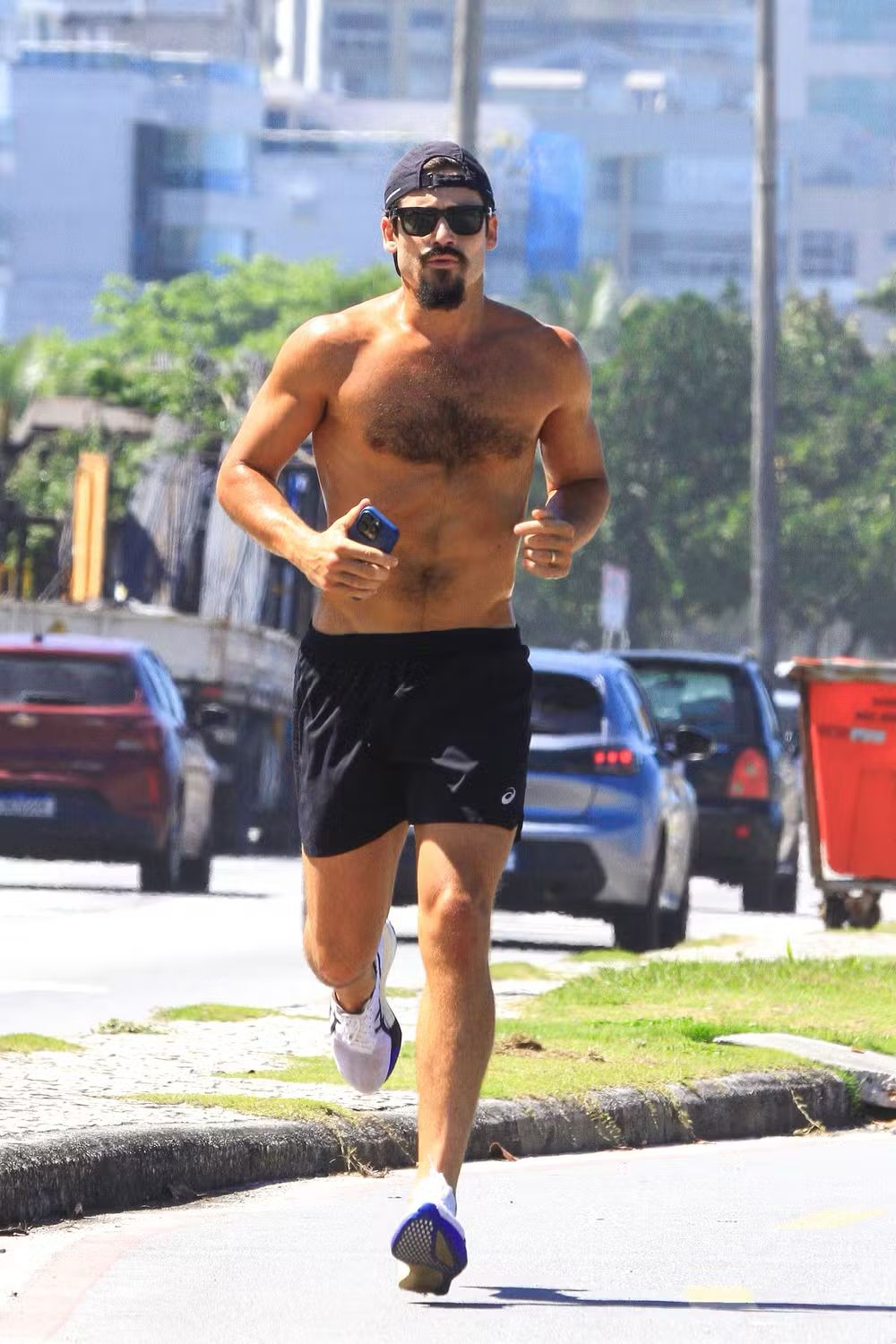 Nicolas Prattes corre na orla da Barra da Tijuca durante pausa de gravações