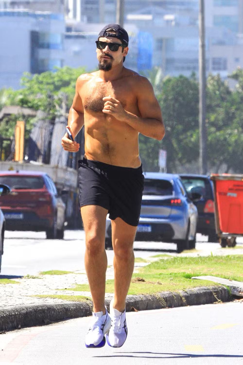 Nicolas Prattes corre na orla da Barra da Tijuca durante pausa de gravações