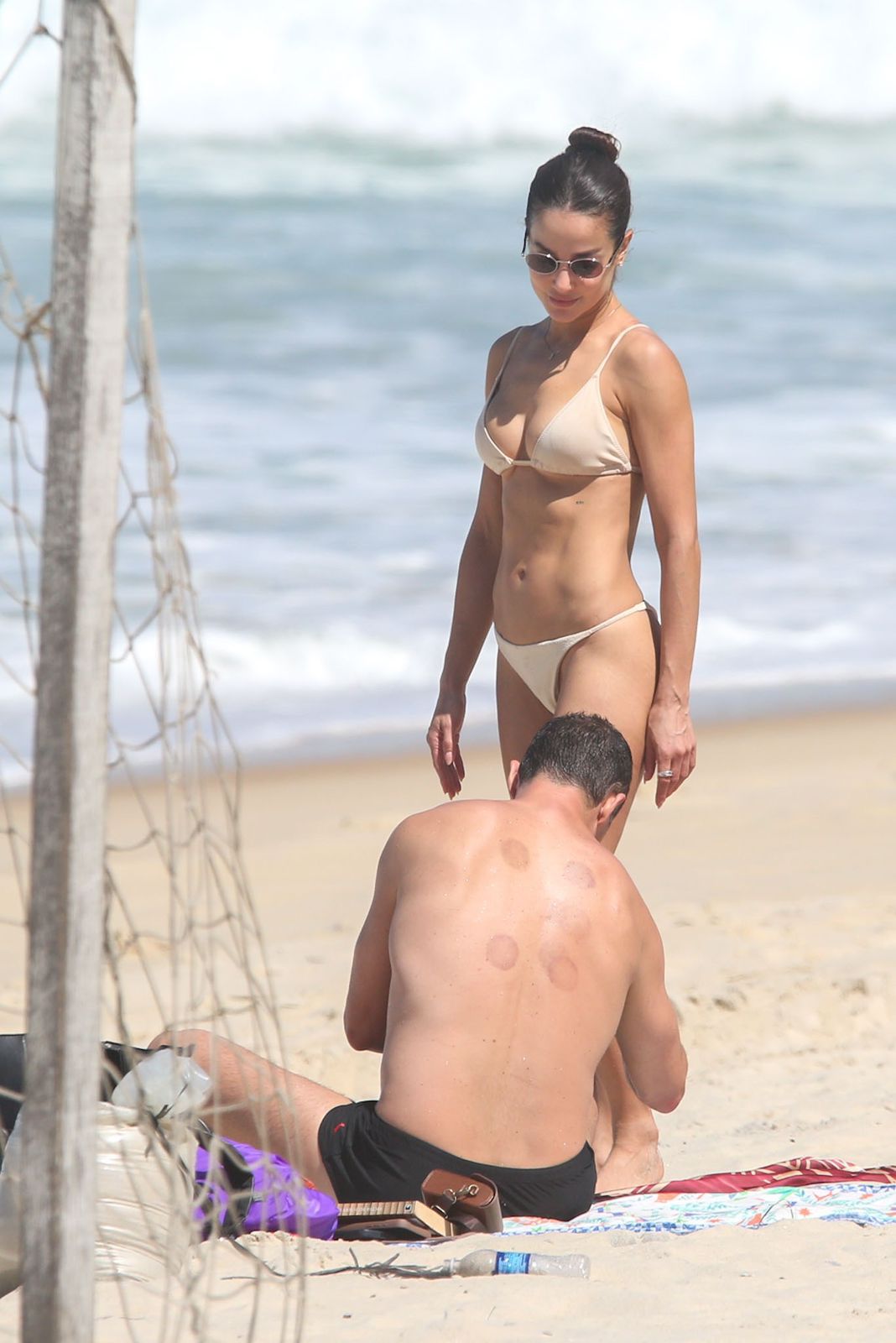 Nanda Marques e José Loreto curtem praia no Rio com chamego e brincadeiras Nanda Marques e José Loreto curtem praia no Rio com chamego e brincadeiras